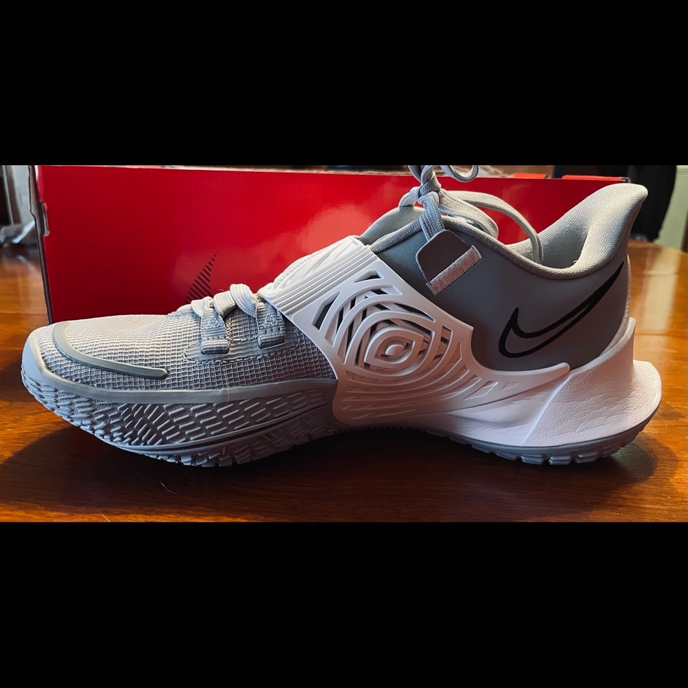 🏀 NWT Nike Kyrie Low 3 🏀